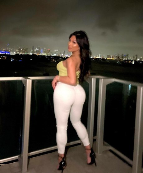 Jaslyn Lee hot star image