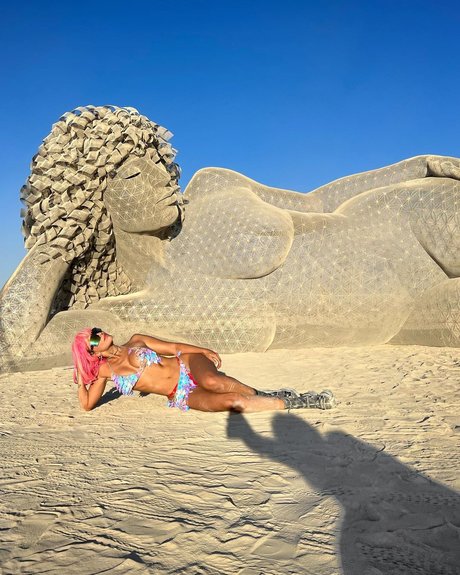 Maria Elisa Camargo pretty star pic