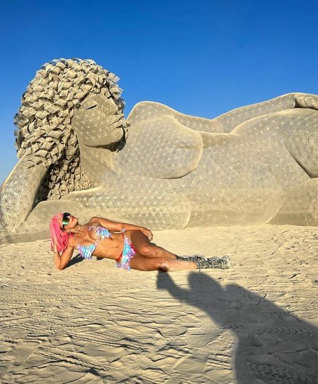 Maria Elisa Camargo sexy actress gallery