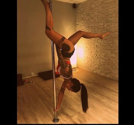 Vivian1510 art model pic