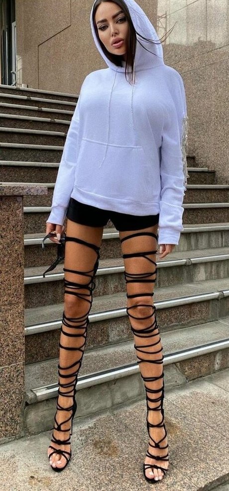 Alena Omovich beautiful model images