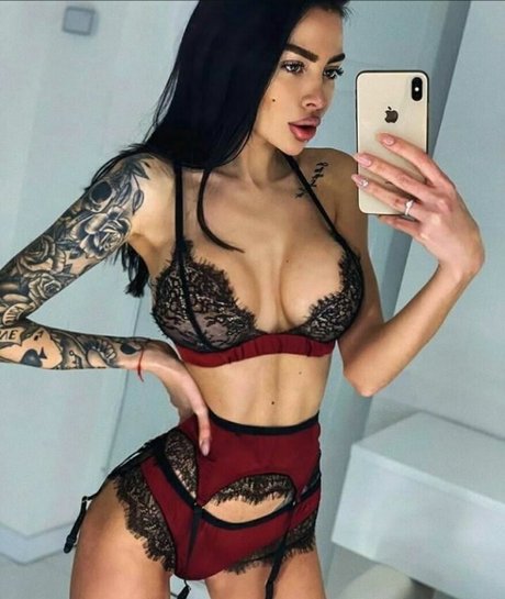 Alena Omovich star sexy img