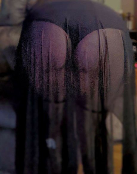 Love1yLass naked model pictures