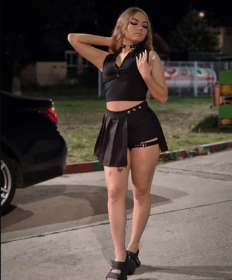 only dew model pretty picture