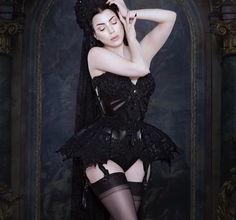 Threnody In Velvet model naked photo