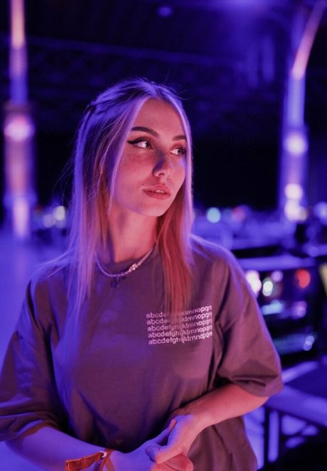 veylaneey nice model gallery