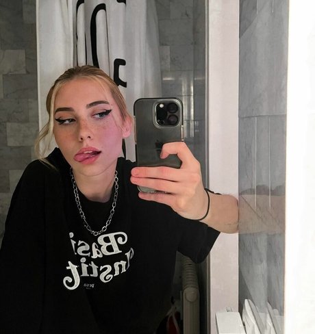 veylaneey pornstar free images