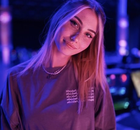 veylaneey model nudes photo