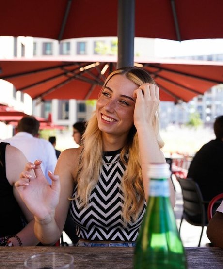 veylaneey model top photos