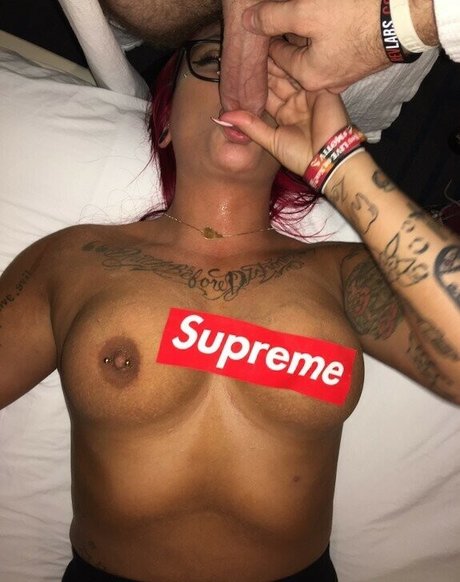 Alyssadoesntboost model pornographic image