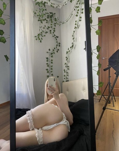 Alotropp model sexy photos