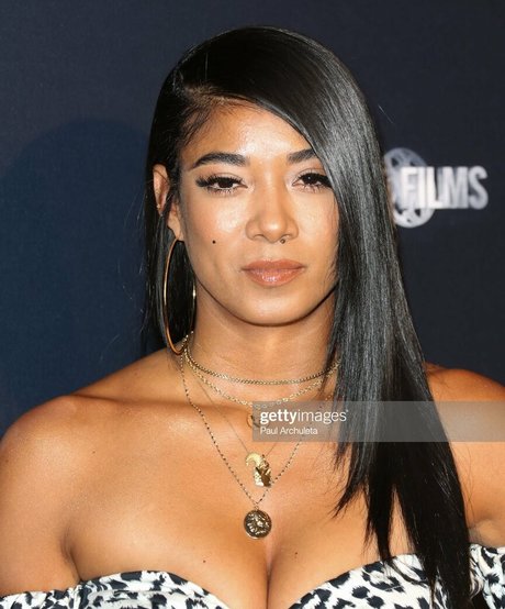 Mila J xxx model photo
