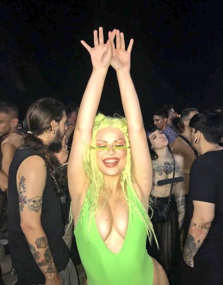 Bi0degradavel model hot pictures