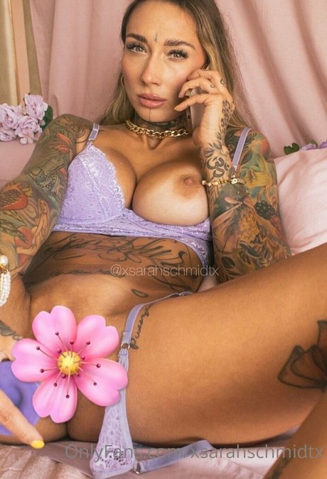 Sarah Schmidt model pornographic photos