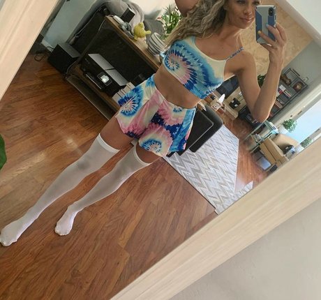 Legendarylea adult model image