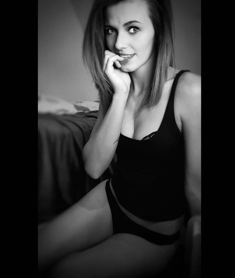 aurora t beautiful model img