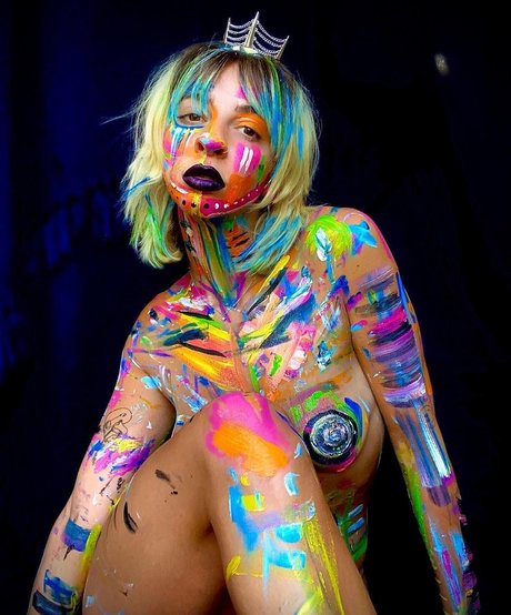 Gabbie Hanna art model picture