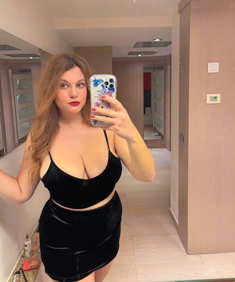 Carmen Curvy model hd photos