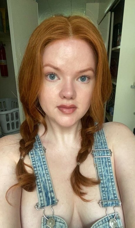 Adleesweet pornographic model image