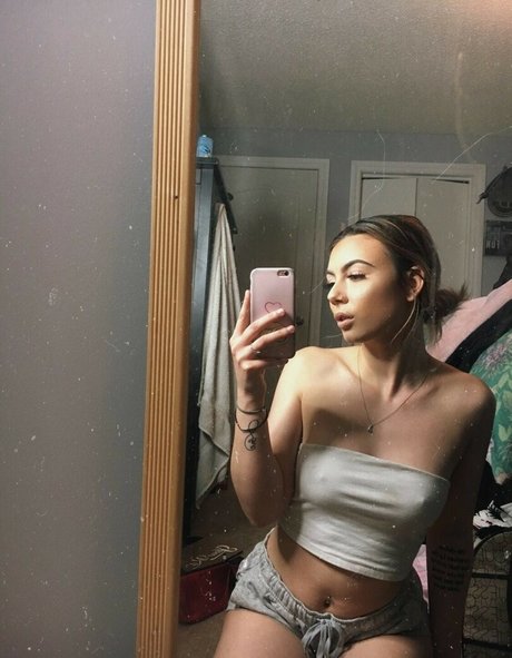 Bailey King adult model pic