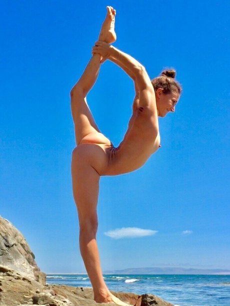 Liz Crosby naked model picture