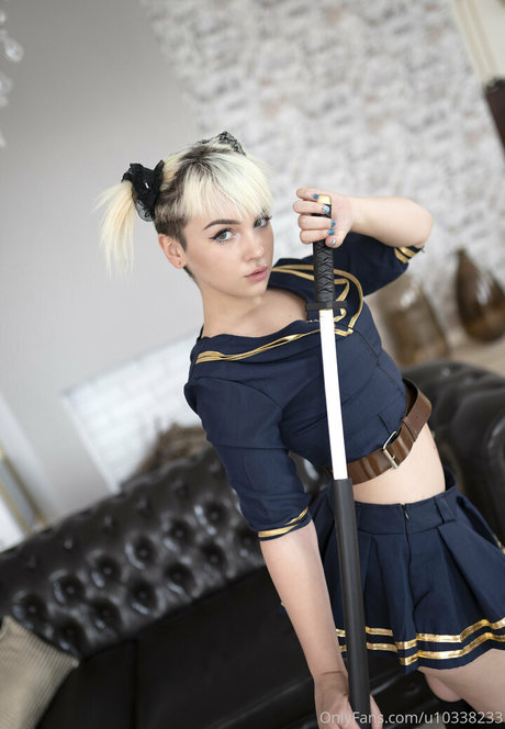 Mimo Suicide top model pic