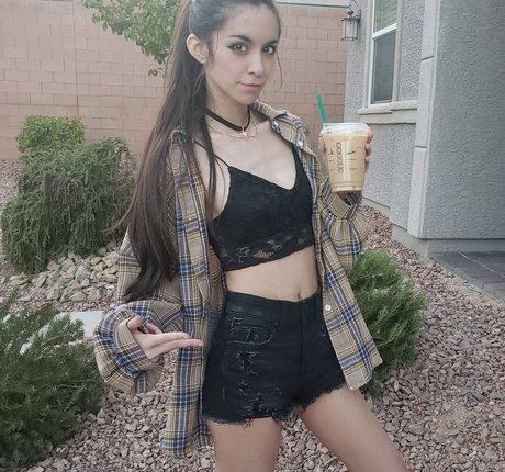 MaryMaybe star sexy pictures