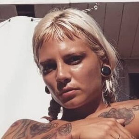 pp4ww naked model pic