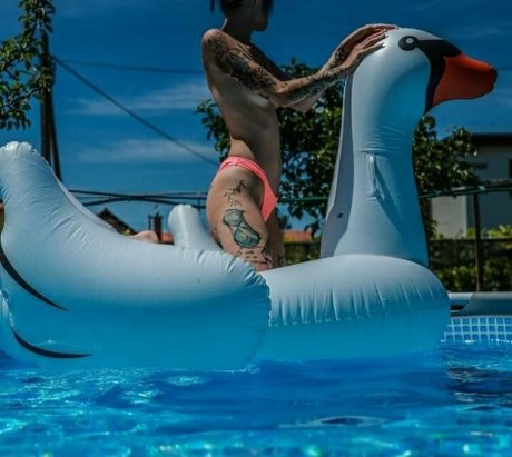 Laaurekk model erotic photo