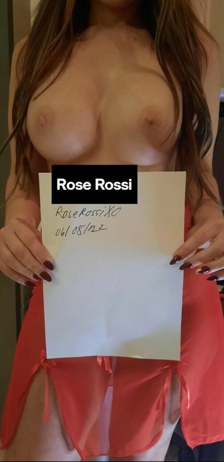 Roserossixoxo pornographic model image