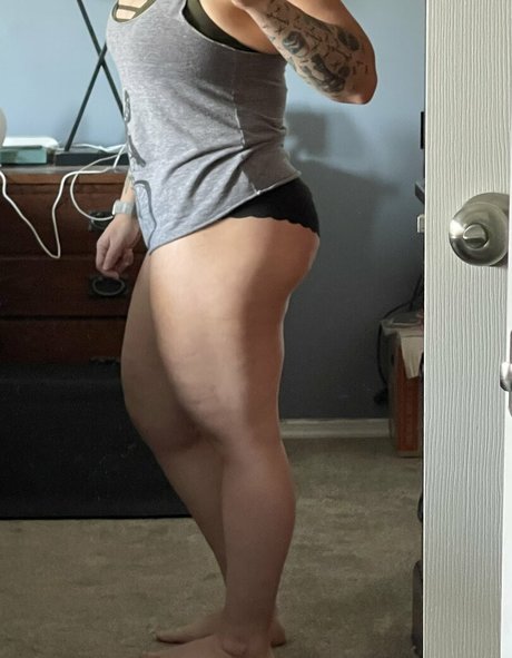 Holy Elle adult model pics