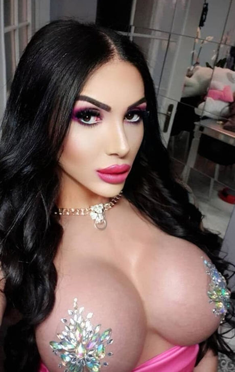 TS Afet Yakar pornstar perfect image