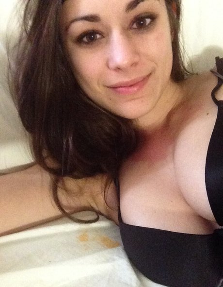 Katie Broad model photo