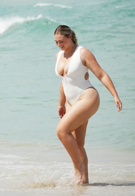 Iskara Lawrence erotic model img