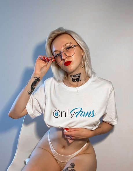 Bella joness adult model photo