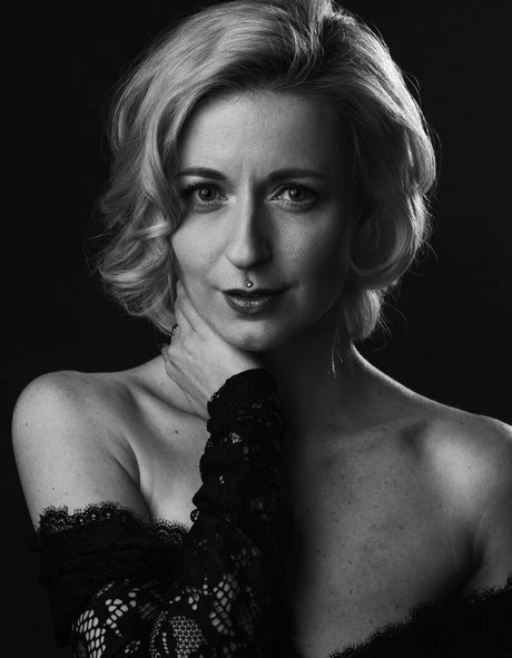 Celinegene xxx model pic