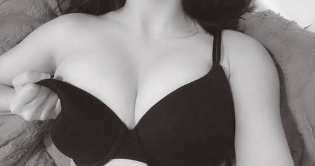 KylieeOW hot pornstar pic