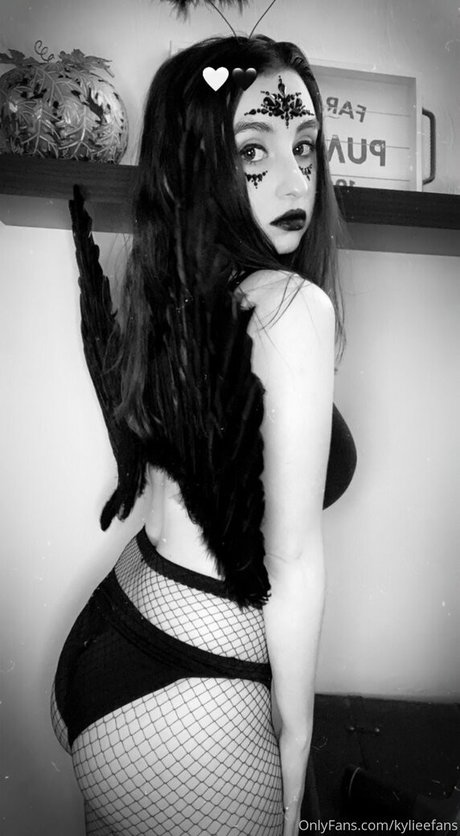 KylieeOW adult actress galleries