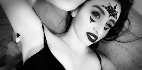 KylieeOW model art gallery