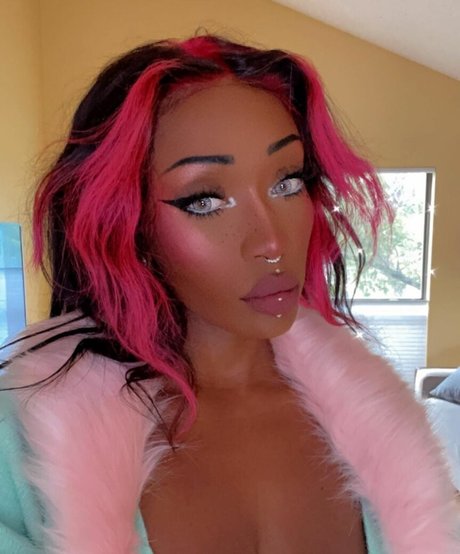 Noirekitten beautiful model photo