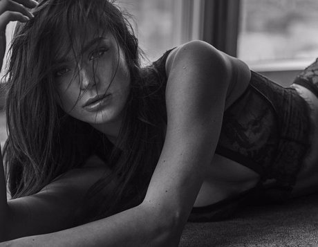 Sandra Dziwiszek art actress images