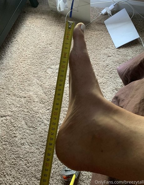 breezytall hot model image