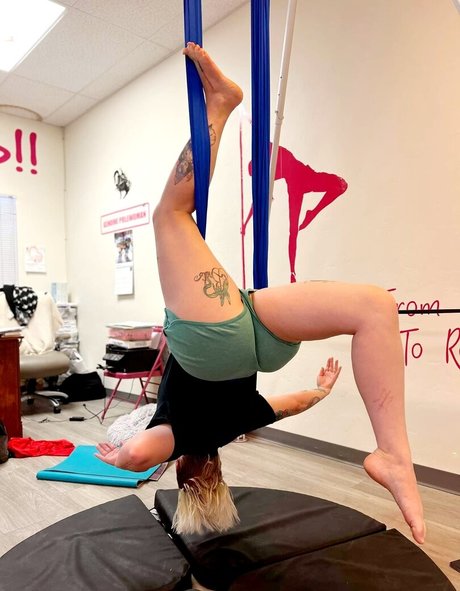 Skeletons twin pornstar nude gallery