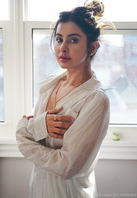 Meeti Kahler model perfect picture