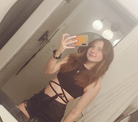 Vicky Kunia star top pic