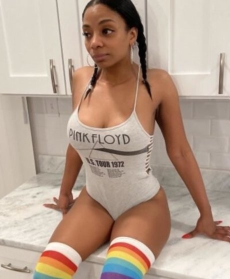 QuietMoney 68 top model pic