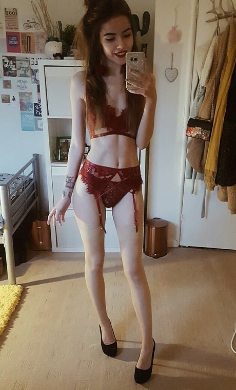 aemreynolds model pornographic photos