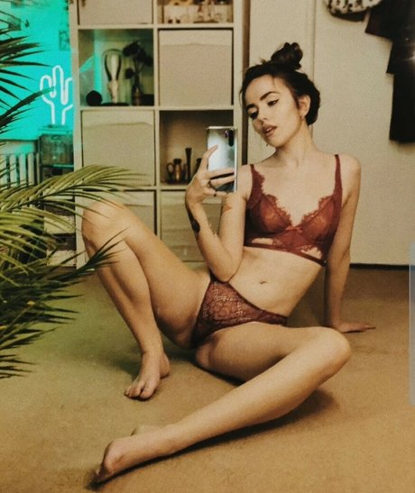 aemreynolds star naked galleries