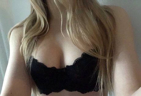 shyzombie model pornographic photos