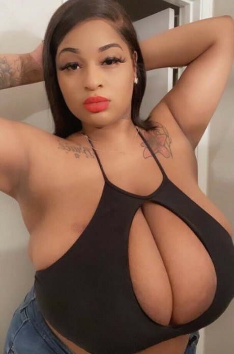 Itsnayhoee model erotic pictures